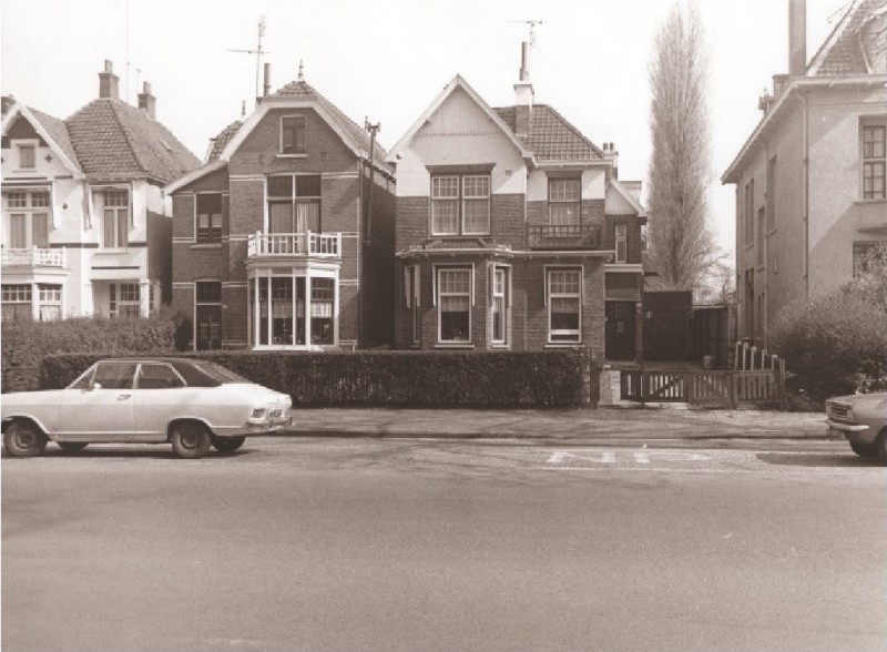 Hengelosestraat 106-108 Woningen naast Revalidatiecentrum Overijssel, rechts op de foto april 1975.jpg
