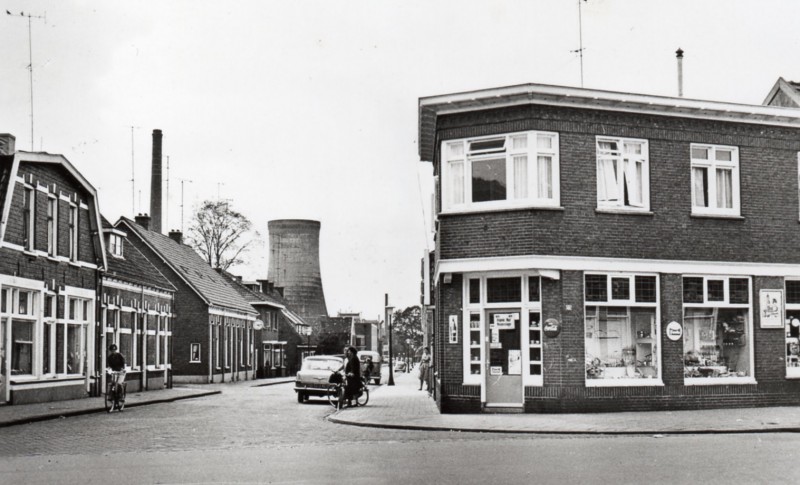 Schurinksweg 7 links en rechts 2 hoek Voortsweg rechts winkel van Enneke Nijhof later kwam hier Sigarenhandel Horstman..jpg