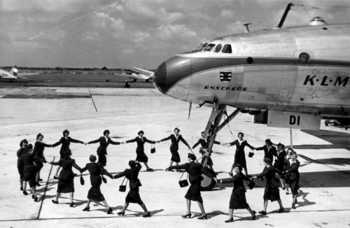 stadswapen van Enschede op vliegtuig KLM. Schiphol 8-11-1950.jpg