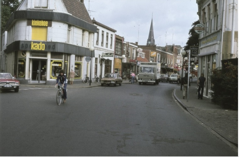 Oldenzaalsestraat 23-33 striekiezer Kiekeboe Kado, Siwa-shop, fietsenwinkel Offrein,  Rechts Reformhuis Twente, Sipkes uurwerken.jpg
