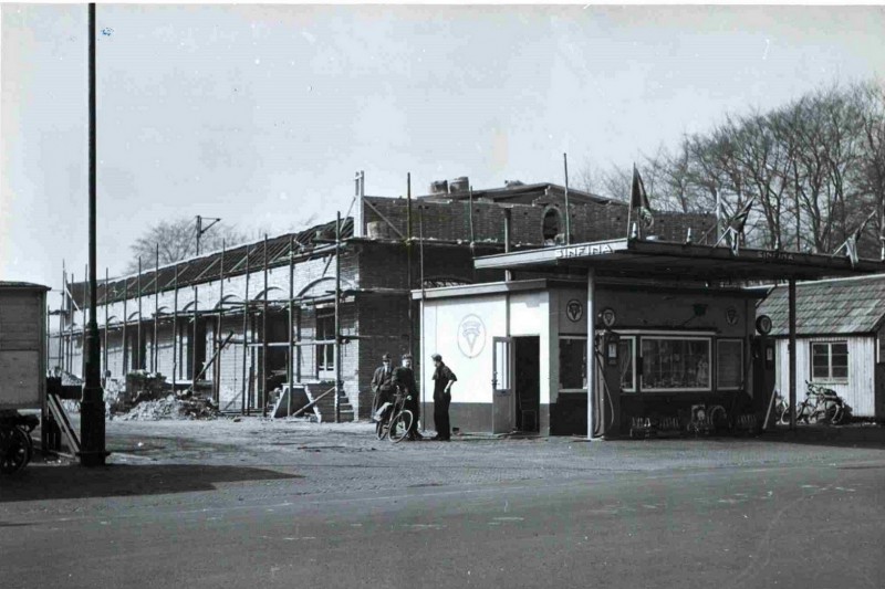 Hengelosestraat 91-101 met wederopbouw gebouw Van Gend & Loos, met Sinfina tankstation. 1949.jpg