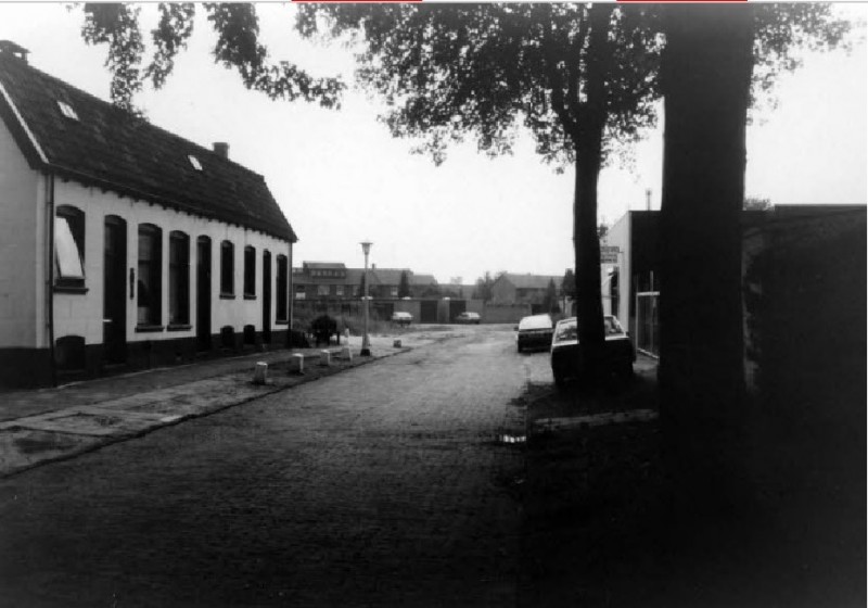 Jacobastraat Straatbeeld met woningen gezien in zuidwestelijke richting. Rechts Henny Hendriks B.V. 1988.jpg
