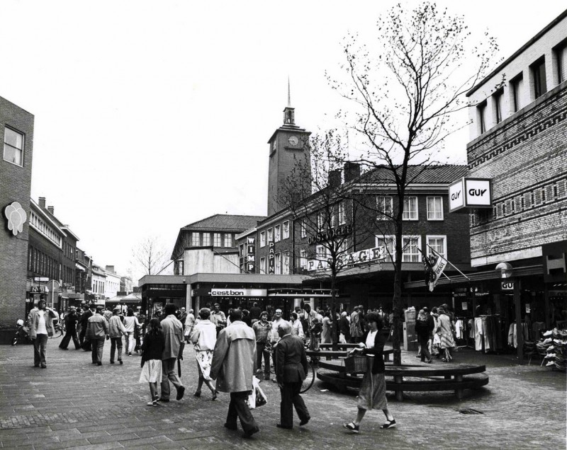 Langestraat 20-22 Haverstraatpassage richting van Loenshof. kiosken Wimpy Paping 1981 (1).jpg