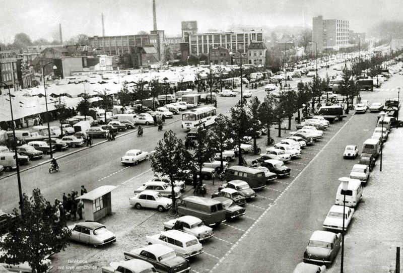 Kalenderstraat 59 hoek Willemstraat cafe Gevi gezien vanaf Boulevard 1945, later is daar de Klanderij gebouwd.jpg