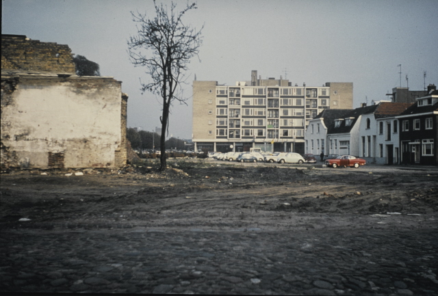 Koningstraat 1 hoek Beltstraat gezien vanuit de Kortestraat na de sloop van de bebouwing.jpeg