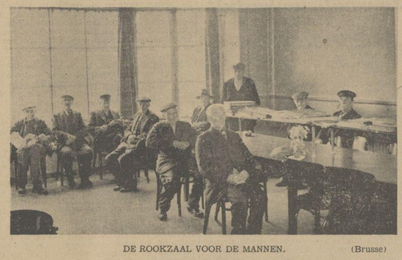 Molenstraat 39 Oude Mannen en Vrouwenhuis rookzaal krantenfoto Tubantia 1941.jpg