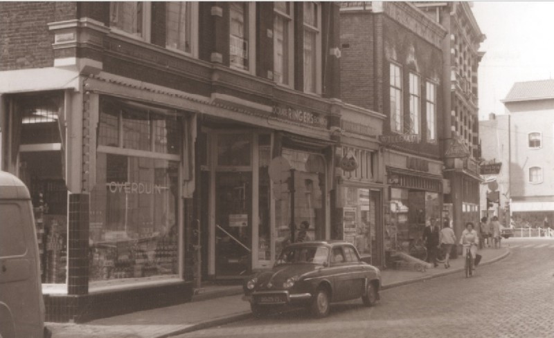 Haaksbergerstraat 14-16   Overduin, chocoladespeciaalzaak  winkel in rookwaren, Alink, Industrie Bar, Industrie Hotel. 1967.jpg