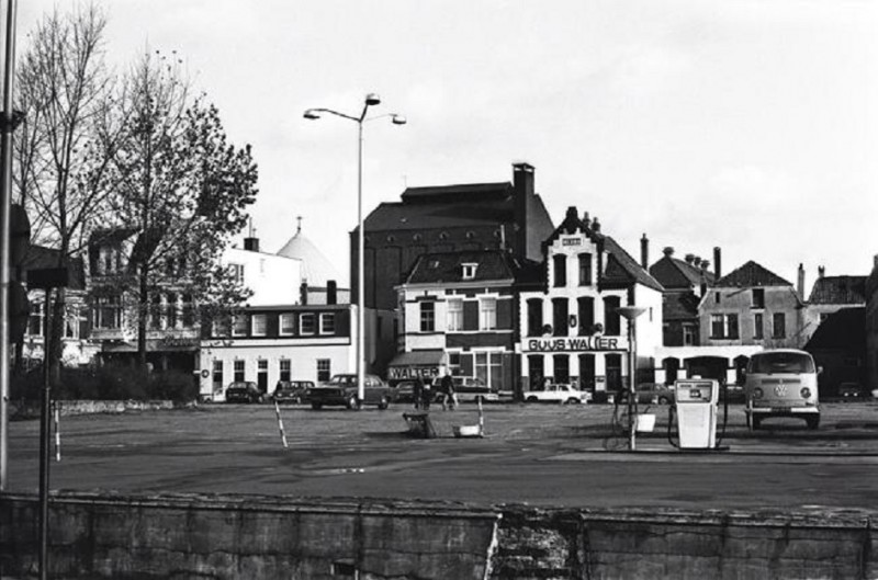 Zuiderhagen 43-51 Zuidmolenterrein vroeger fabriek Jannink. Guus Walter. cafe restaurant De Zon.jpg