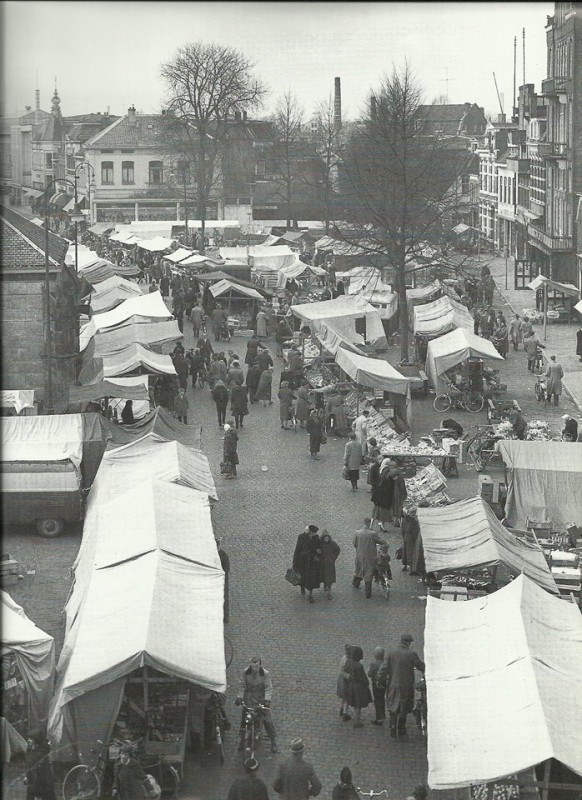 Bolwerkstraat 24 hoek Markt naast villa Cromhoff op achtergrond.jpg