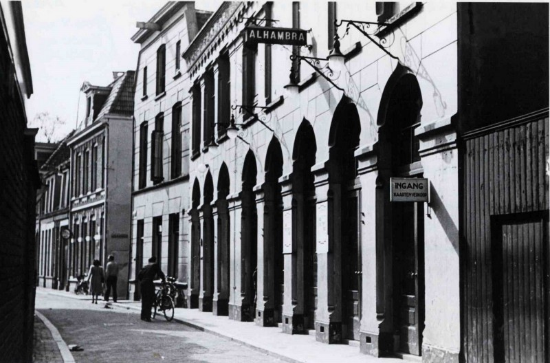 Stadsgravenstraat 25 woonhuis Lievenboom en  29-31 bioscoop Alhambra 1945.jpg