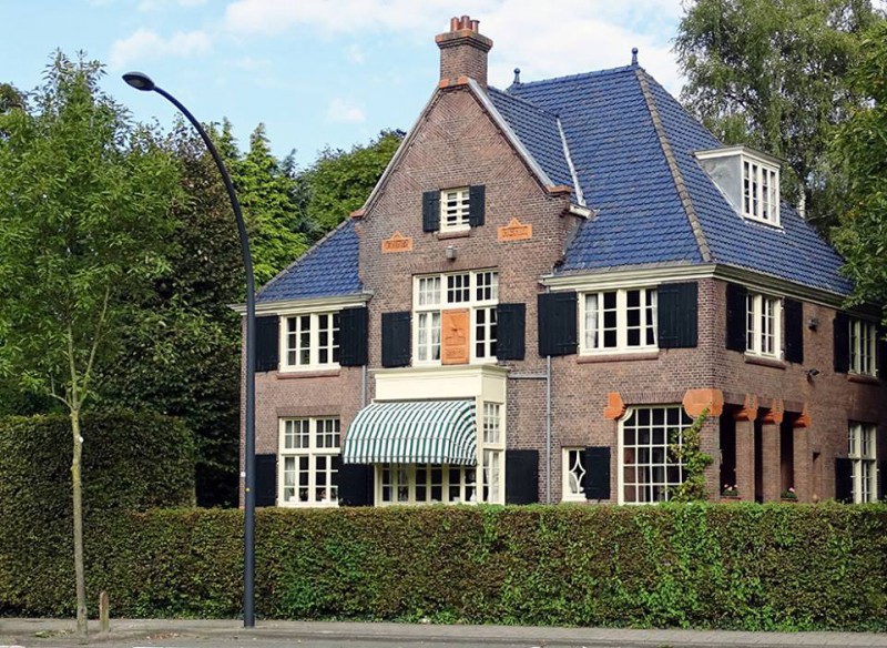 Gronausestraat 31 tegenover het Wooldrikspark met een mooie naam, Op Den Esch. Het huis is in 1911 gebouwd naar een ontwerp van de architect de Clerq uit Den Haag, in opdracht van familie Van Rossum.(2).jpg