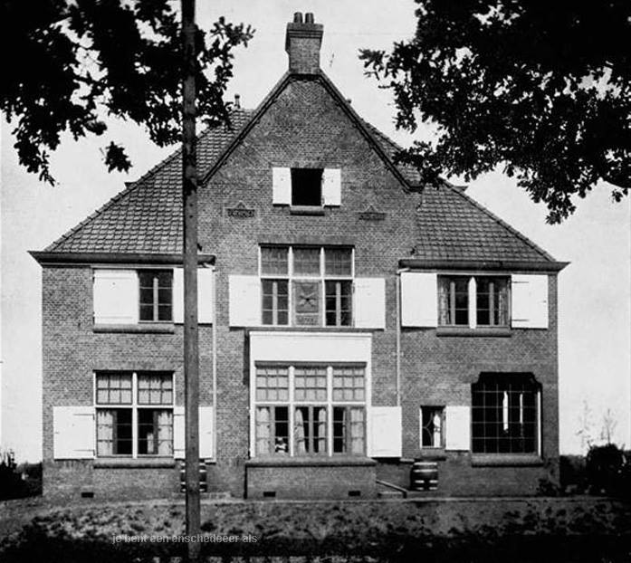 Gronausestraat 31 tegenover het Wooldrikspark met een mooie naam, Op Den Esch. Het huis is in 1911 gebouwd naar een ontwerp van de architect de Clerq uit Den Haag, in opdracht van familie Van Rossum..jpg