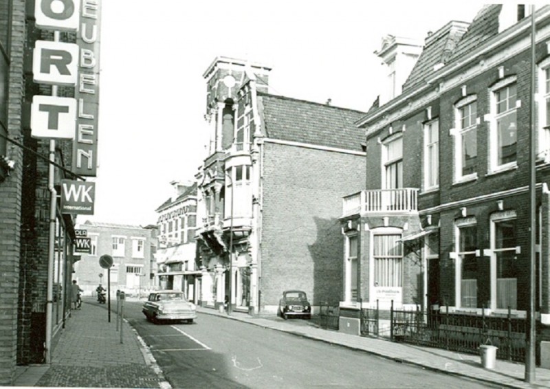 Oldenzaalsestraat 56 en 58 met gebouw De Faam 1971.jpg