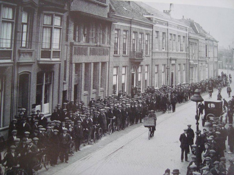 Langestraat 43 bijeenkomst van stakers tijdens de grote staking van 1931- 1932.jpg
