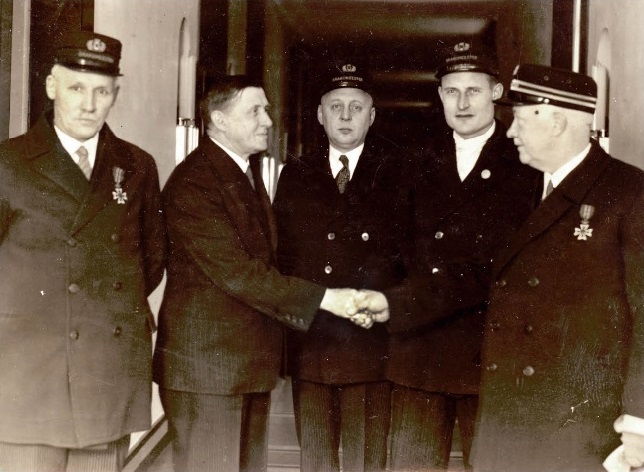 Langestraat 24 Stadhuis. De loco-burgemeester Wethouder Soetekouw, feliciteert de dir. Brandmeester Te Pas met het jubileum van de Enschedese brandweer 31-1-1935.jpg