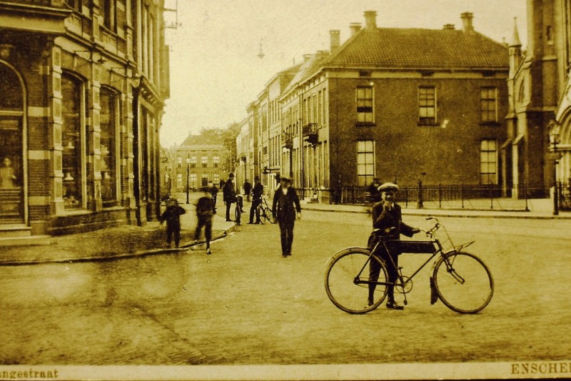 Langestraat 51 rechts Pastorie met oude  RK Kerk Jacobus.JPG