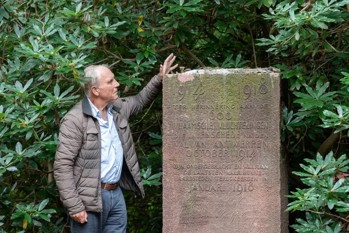 Gerard oude Vrielink bij de lege sokkel. De beeldengroep is er met veel kracht afgebroken.jpg