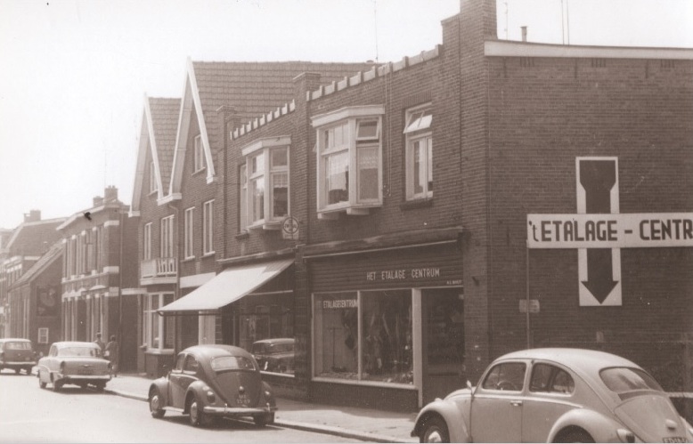 Lipperkerkstraat 83-89 woningen en winkels, o.a. Het Etalage Centrum 1967.jpg