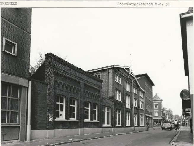 Haaksbergerstraat 48-50 o.m. Textielfabriek De Nijverheid, zicht richting kruispunt De Graaff. 8-5-1980.jpg