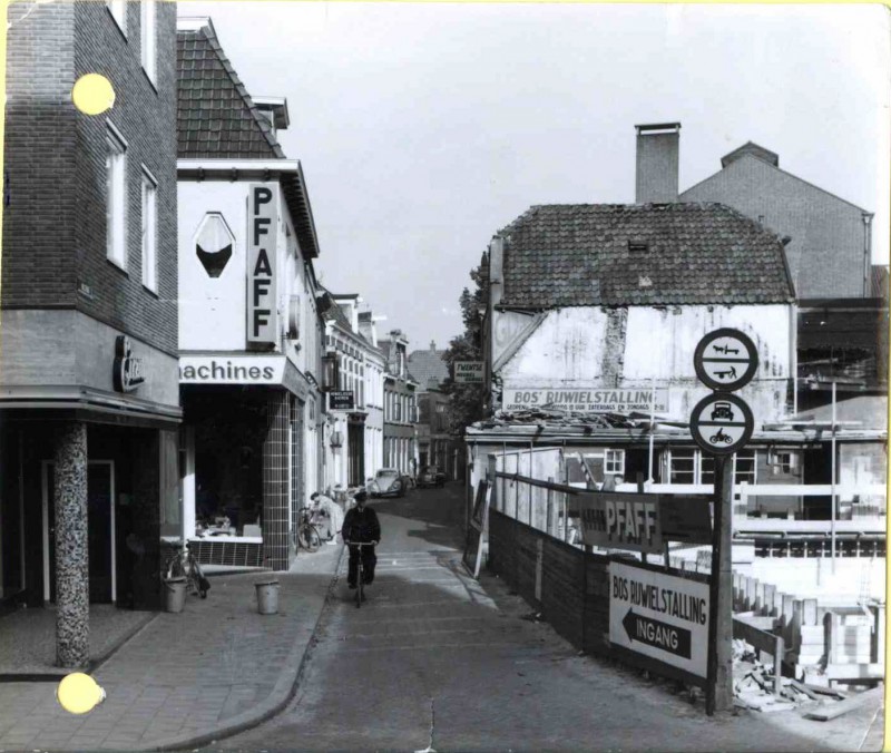 Walstraat 1 e.v. Pfaff naaimachines 1958 rechts nr. 2 Bos rijwielstalling.jpg