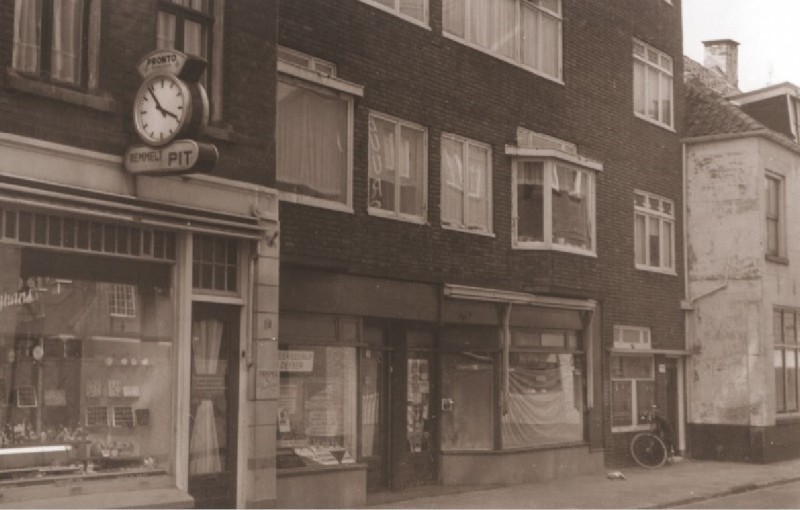 Kalanderstraat 20-24 Voorgevels, met o.a. Juwelier Remmelt Pit 1967.jpg