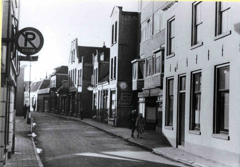 Kalanderstraat 24-34 rechts juwelier Remmelt Pit  in zuidelijke richting tussen Zuiderhagen en Willemstraat,  . feb. 1944.jpg