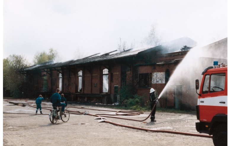 Zuiderspoorstraat 21 Brand goederenloods Fa. Platvoet 18-4-1990 (5).jpg