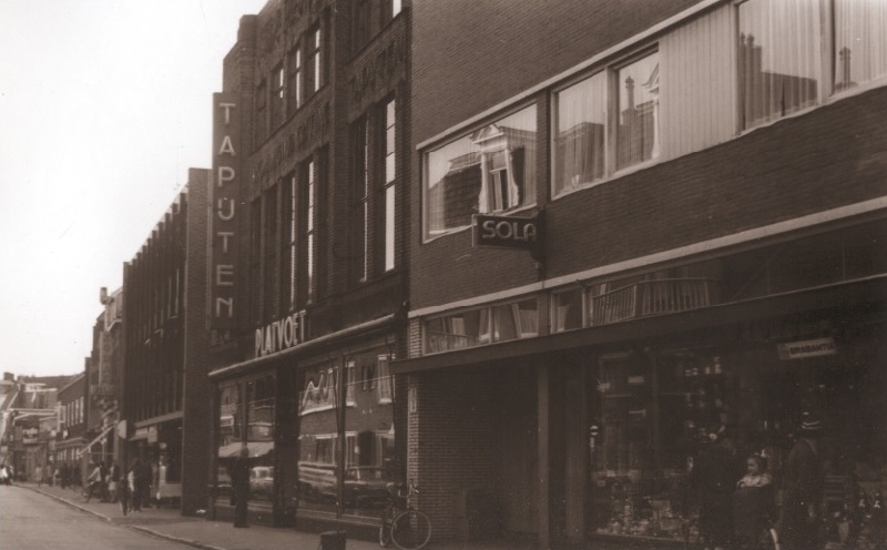 Oldenzaalsestraat 53-59 winkels, met o.a. Platvoet Tapijten, Melching en Van Ulzen, fotospeciaalzaak Heupers. 1967.jpg