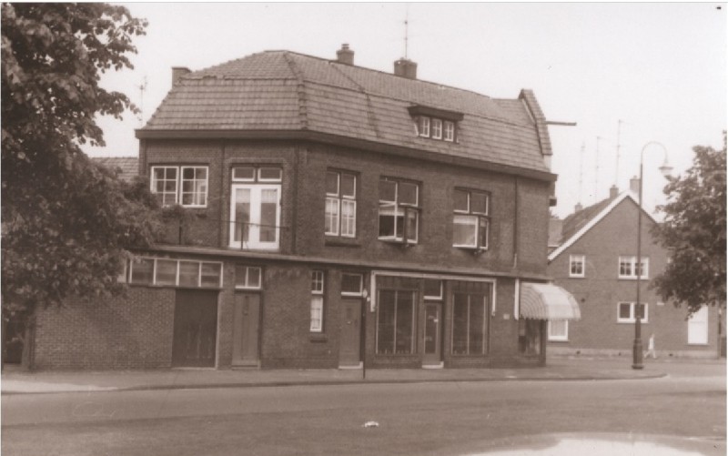 Pathmossingel 172 Meubelwinkel Poessé op de hoek van de Zwedeweg. 1967.jpg