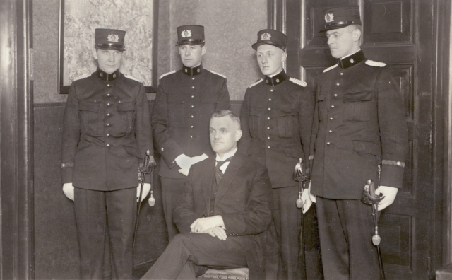De nieuwe commissaris van politie dhr. v.d. Wal bijgestaan door agenten 19-1-1934.jpeg