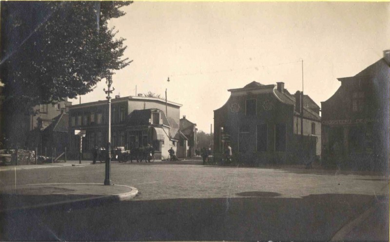 Haaksbergerstraat 37-47 naast Politeibureua Hoek Getfertstraat, panden o.a. fam. Scholten(l), rechts panden De Leeuw drogisterij de Papaver 1926.jpg
