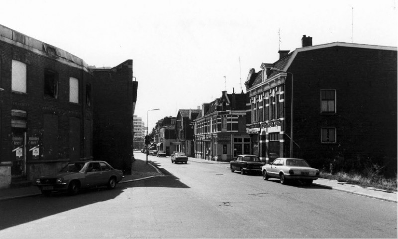 Lipperkerkstraat 71 hoek C.J. Snuifstraat rechts Woningen en winkels ter hoogte van de kruising met de Lageweg, o.a. Fix It Self.jpg