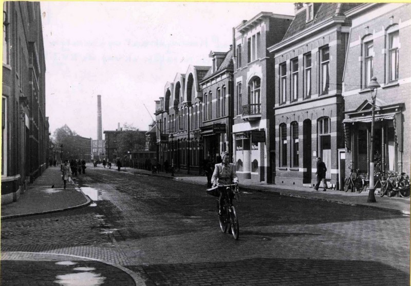 Haaksbergerstraat 98 rechts Pontschool .links J.F.Scholten textielfabriek. mei 1943.jpg