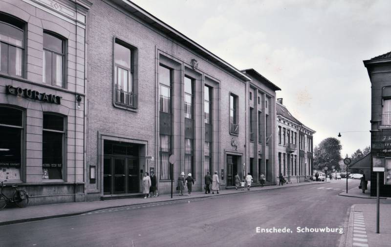 Langestraat 49 met links de Twentsche Courant, midden de Schouwburg..jpg