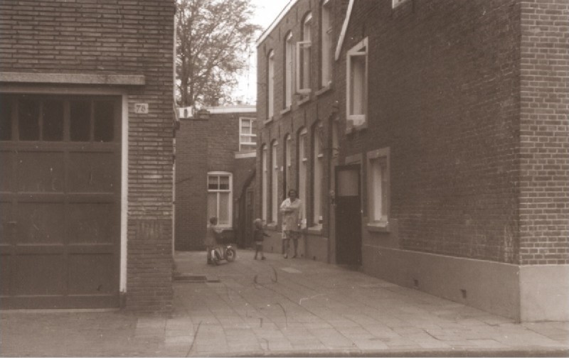 Wilhelminastraat 78  Voorzijde woningen met daartussen een gang 1967.jpg