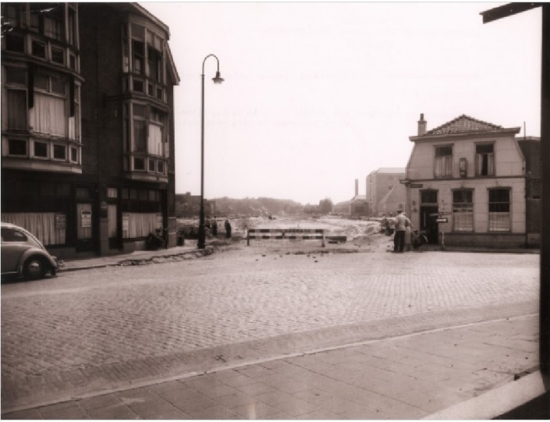 Alsteedsestraat 1 cafe Tunneke met zicht op in de aanleg zijnde Boulevard 1945; op voorgrond de niet meer bestaande Alsteedsestraat, rechtsachter de Hogere Technische School (H.T.S.).jpg