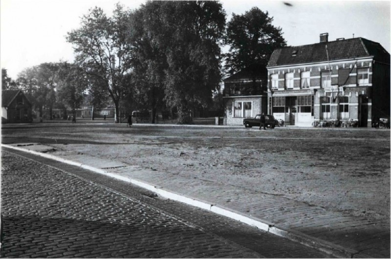 Zuiderhagen 85 vanaf Willemstraat met zicht op kanoor van de Raad van Arbeid. 1953.jpg