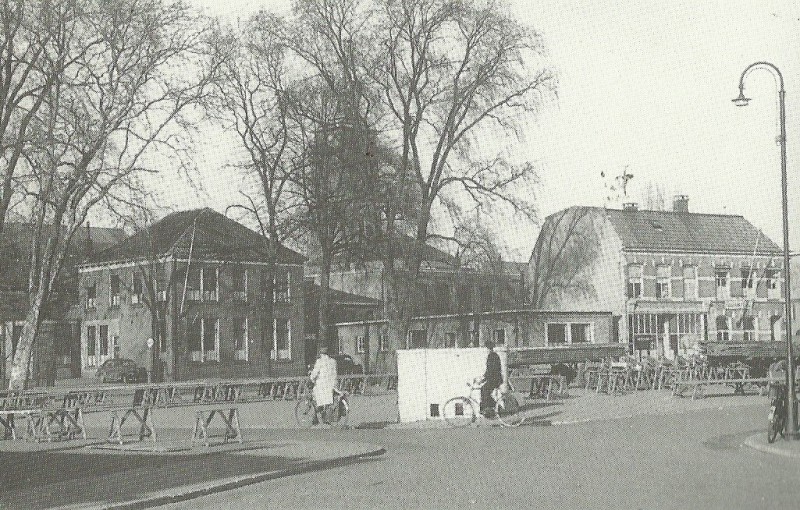 Zuiderhagen 85 vanaf Willemstraat met zicht op kantoor van de Raad van Arbeid. Urinoir.jpg