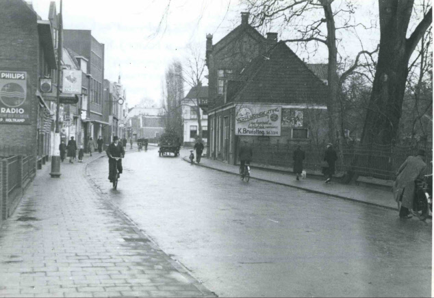 Gronausestraat 45 Radio P. Holtkamp en rechts 40 Verhuurinrichting K. Brunsting 1944.jpg
