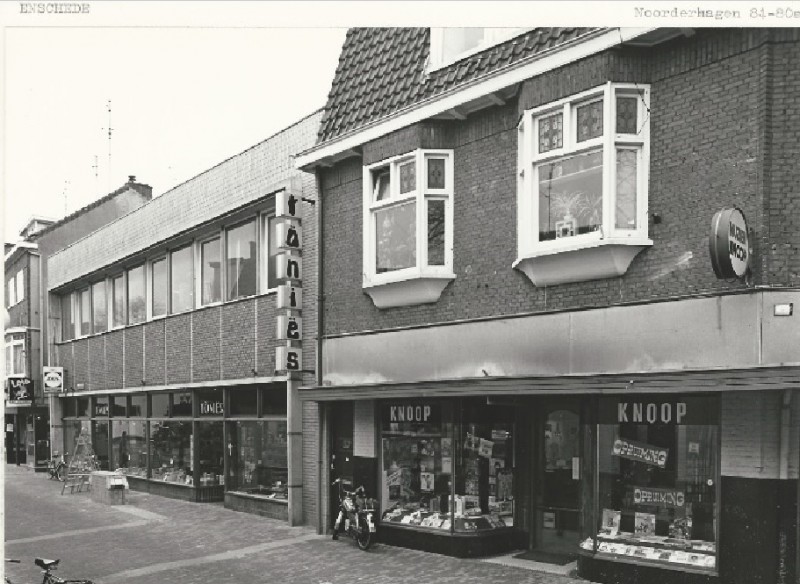 Noorderhagen 80a, 84 Muziekwinkel Knoop en ijzerhandel Tönies 22-1-1981.jpg