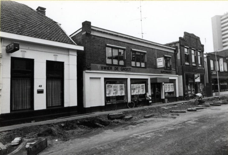 Lipperkerkstraat 32-34-36-38 dameskapsalon Vennink en  Supermarkt Swier de Groot 13-9-1984.jpg