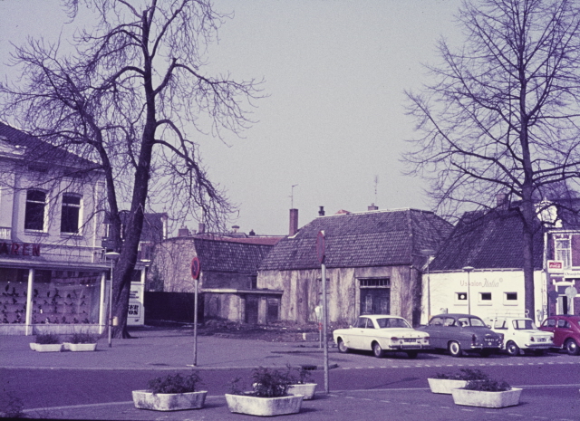 Markt 9 naast van Haren Markt 8 en daarnaast ijssalon Italia 2-3-1969.jpeg