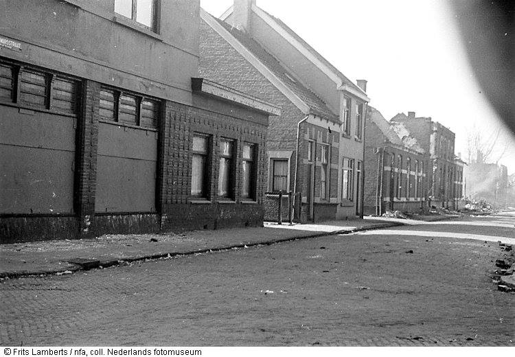 Veldkampstraat 13 cafe hoek veldkampdwarsstraat nu Johannes ter Horststraat na bombardement.jpg
