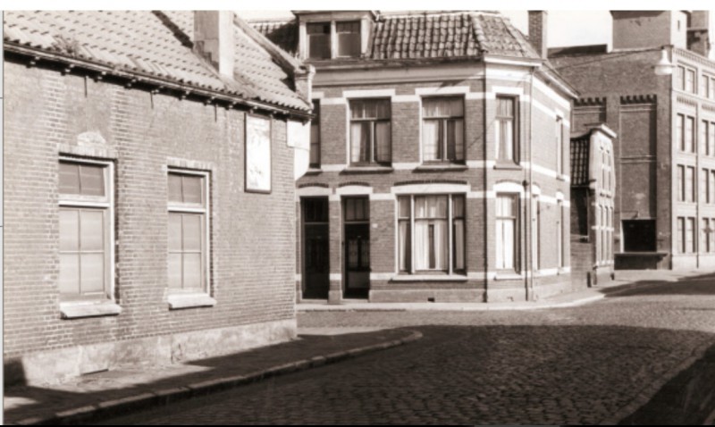 Beukinkstraat 39 links hoek Brinkstraat 24-28 in noordelijke richting met fabriek Menko. 1955.jpg