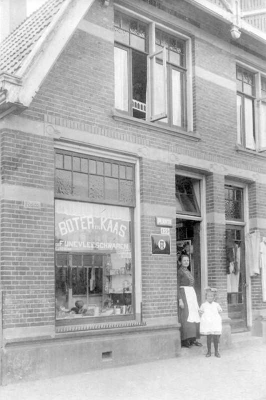 Deurningerstraat 139 kruidenierszaak Reilink 1920.jpg