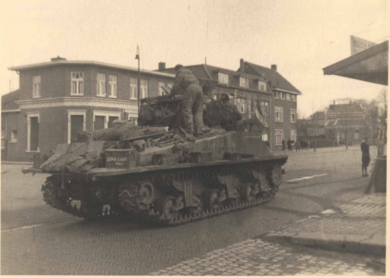 Hengelosestraat 76 hoek Boddenkampstraat rechts nr. 101 RSK expeditie bevrijding april 1945.jpg