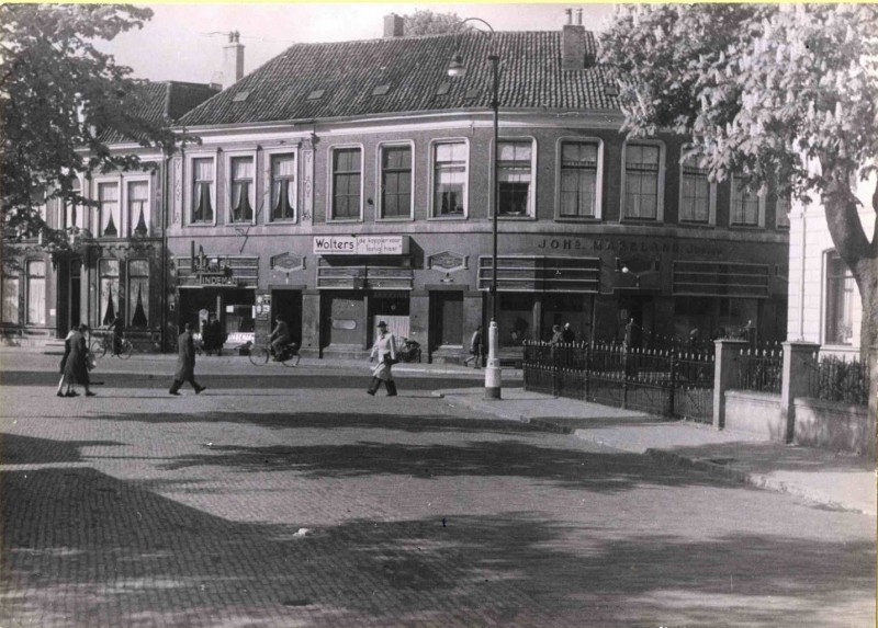Markt 5-7-8 reisbureau Lissone Lindeman, Joh. Maseland, kapper J. Wolters aan de Oude Markt hoek Marktstraat rechts villa Cromhoff met hekwerk 1943.jpg