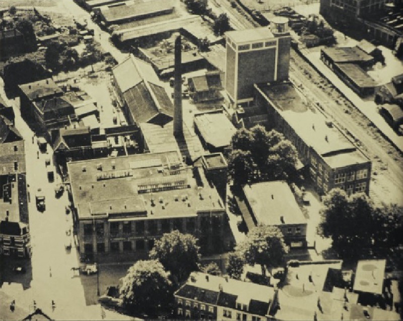 Kottendijk 1 Luchtfoto van de Lonneker Melkinrichting en Landbouwbank in 1954..jpg
