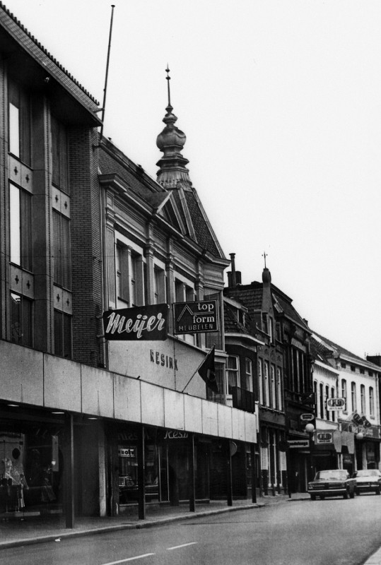 Marktstraat 10 met Meijer Mode en Resink Meubelen..jpg