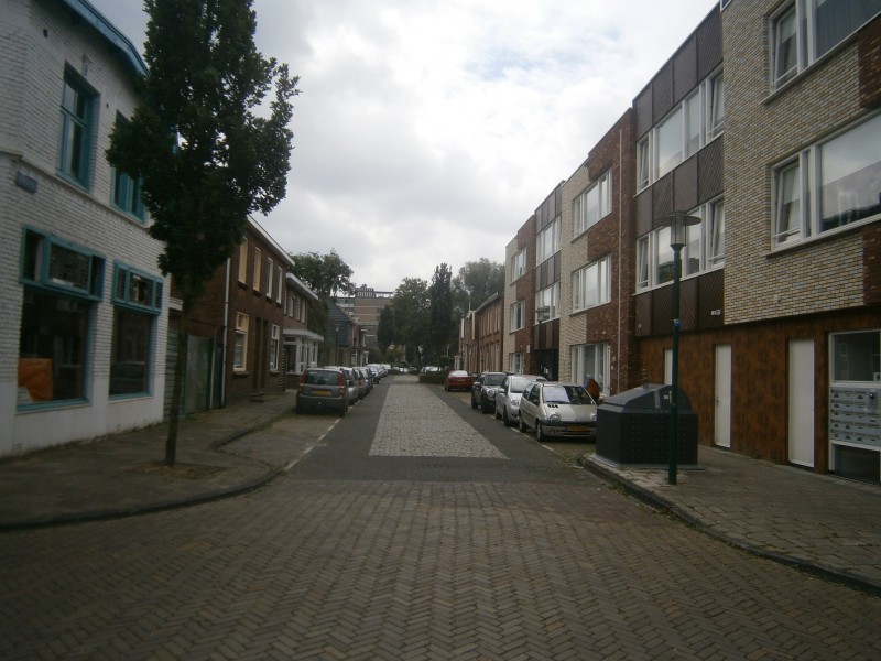 Kneedweg 76-78 links vanaf Gronausevoetpad.JPG